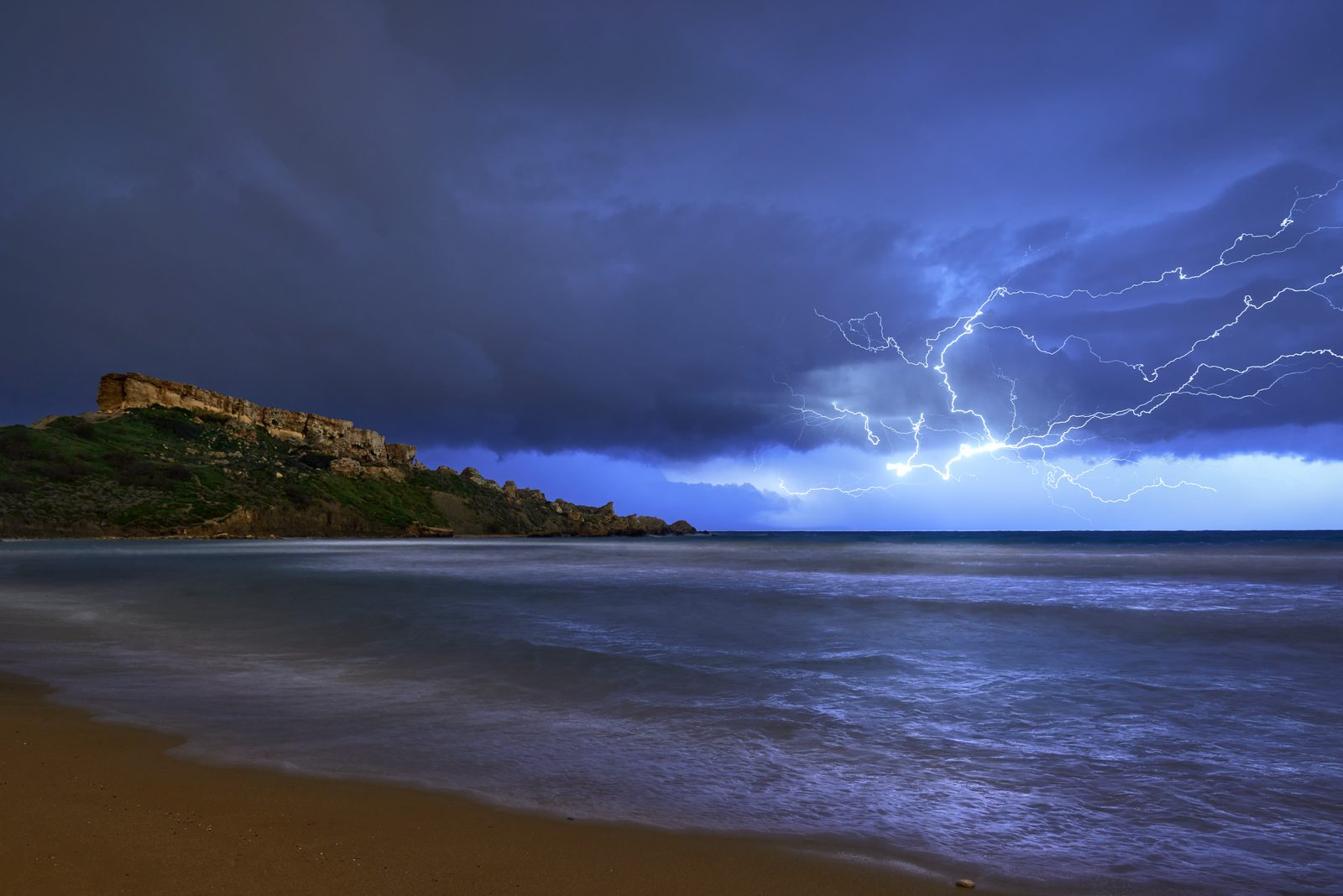 A lightning crawler spreading over the bay at Riviera Beach, Għajn Tuffieħa