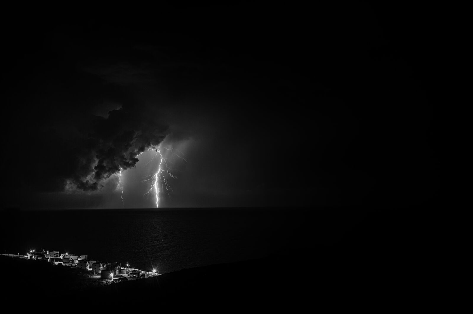 A single lightning bolt over the sea at Żurrieq in black and white